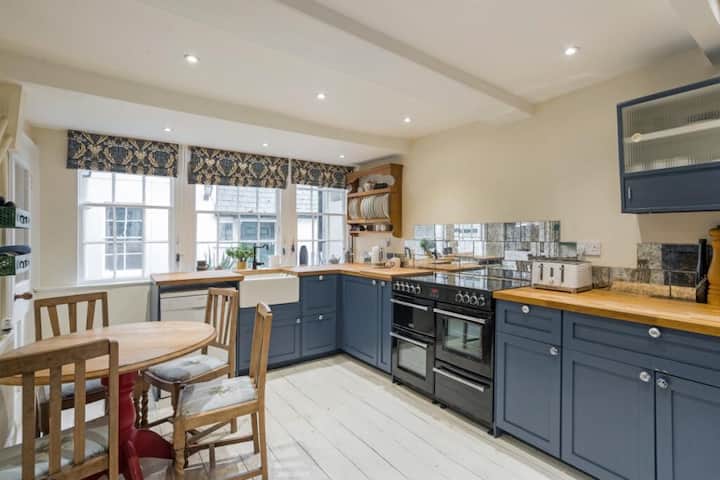 4 Bed House - Sleeps 8 - Parking - Town Centre - Devizes