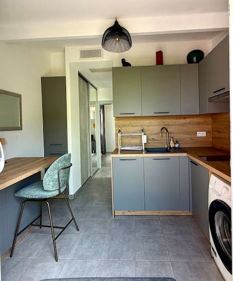 Successful Airbnb property: 24 m² studio apartment minutes from L'Île-Rousse. in Monticello