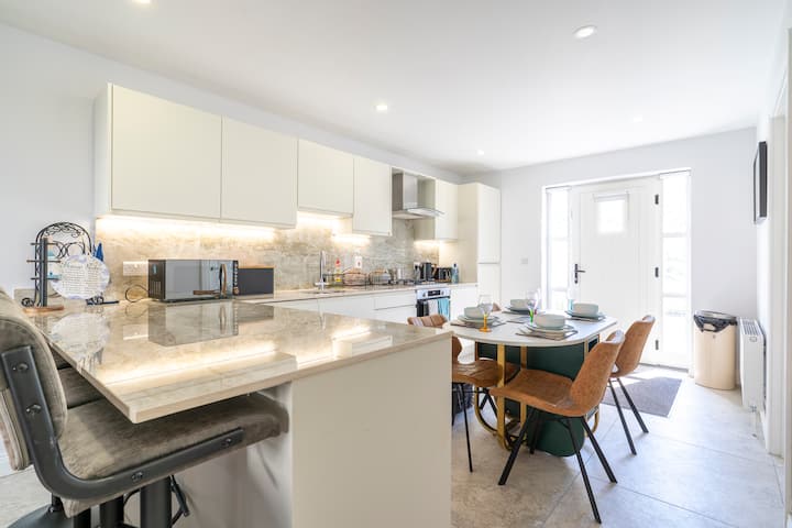 West Strand | Portrush Townhouse | Sleeps 6 - Portrush