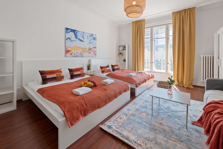 Sun-soaked Art Flat W Balcony Nr Opera House - Budapest