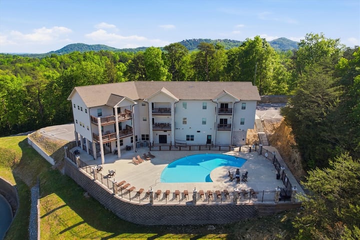 Serenity Ridge Clubhouse - 6 Units/big Groups/pool - Gatlinburg, TN