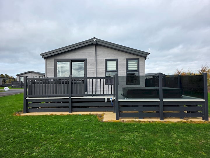 Platinum Hot-tub Lodge (Sleeps 4) Gl2415 - Mablethorpe