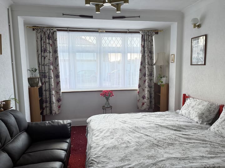 Spare Room In Enfield Town - Enfield