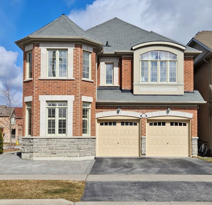 Beautiful Fully Furnished 4bdrm Home In Pickering! - 亞積士