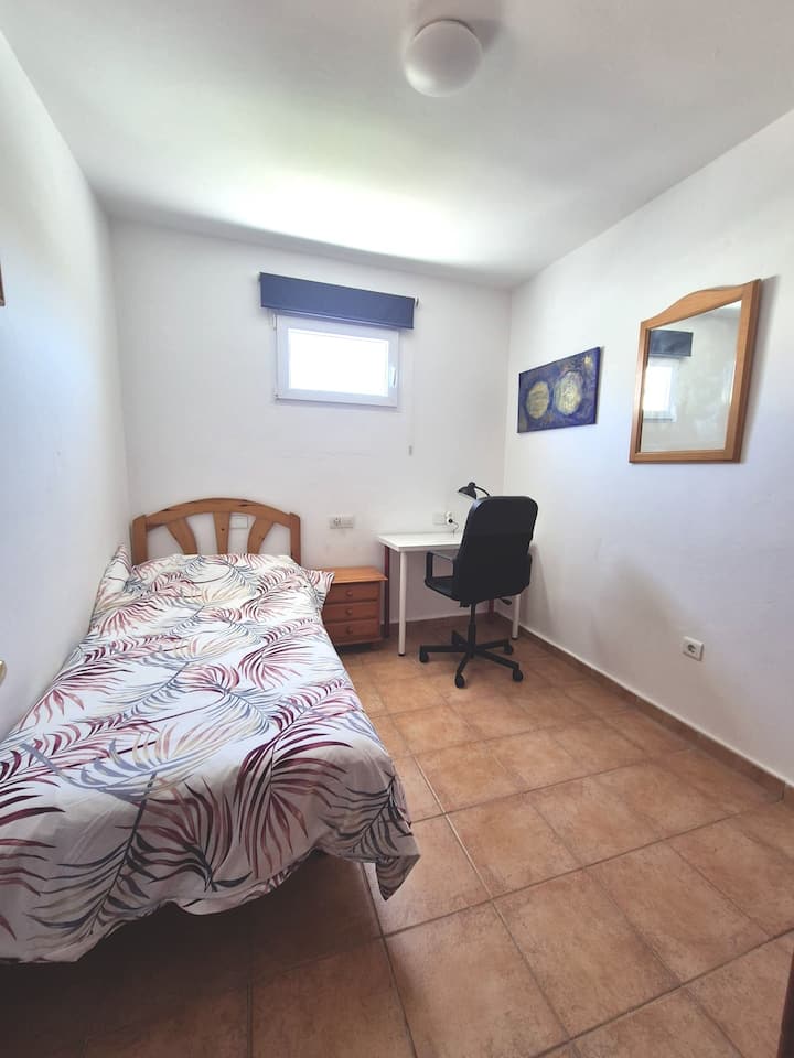 Habitación Privada Con Escritorio Y Cama Ind. - Lanzarote