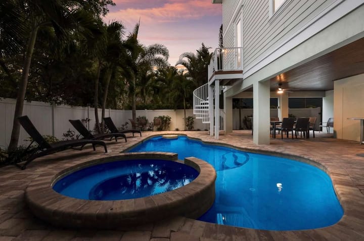 Villa La Concha~west Of Gulf Steps To The Beach! - Anna Maria, FL