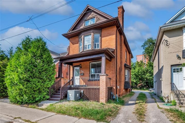 Westdale 6br | Sleeps 12, 2 Kitchens, 3 Parking - Hamilton