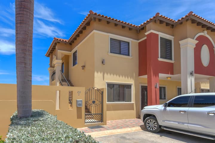 Gold Coast Oasis | 2br/2ba Townhome W/ Pools & Gym - Aruba