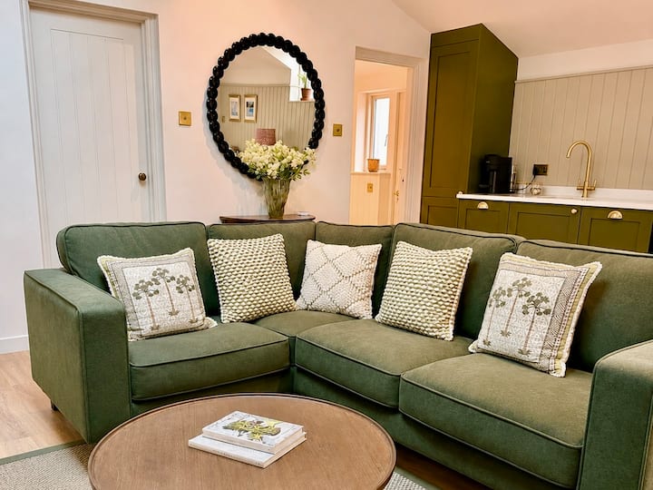 Detached Garden Lodge Near Hampton Court - Epsom