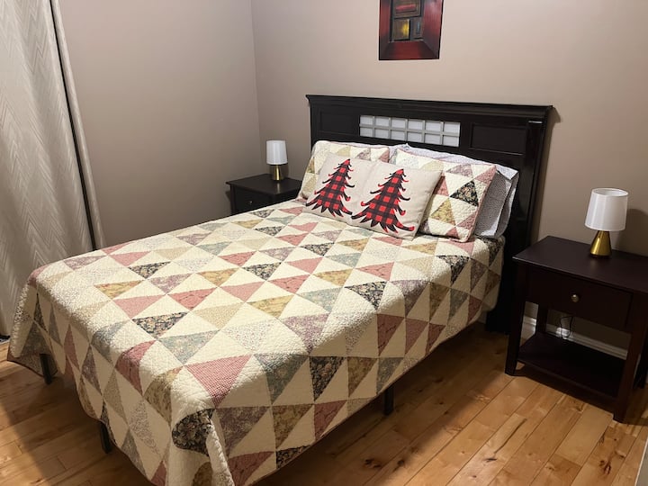 Cama queen en el segundo dormitorio.