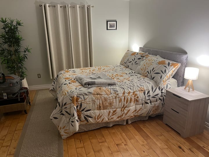 Cama queen cómoda en la recámara principal