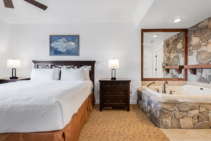 El dormitorio cuenta con una cama tamaño queen y una bañera de inmersión única en la habitación.
