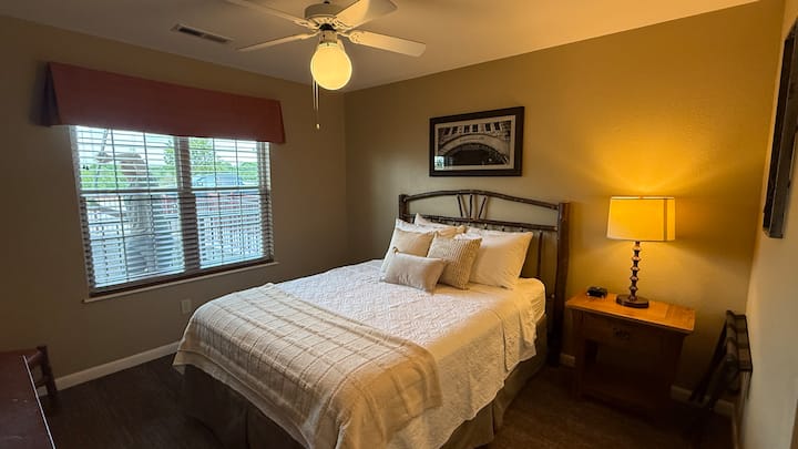 Private bedroom 2 - Queen bed
