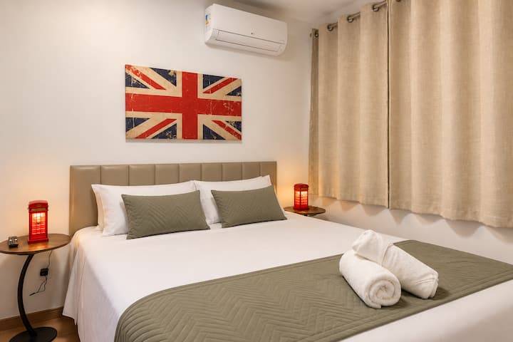 Suite con aire acondicionado

• Aire acondicionado
• Cama con somier queen
• Casillero planificado
• Apago de Cortina
• TV inteligente
- Enxoval completo.