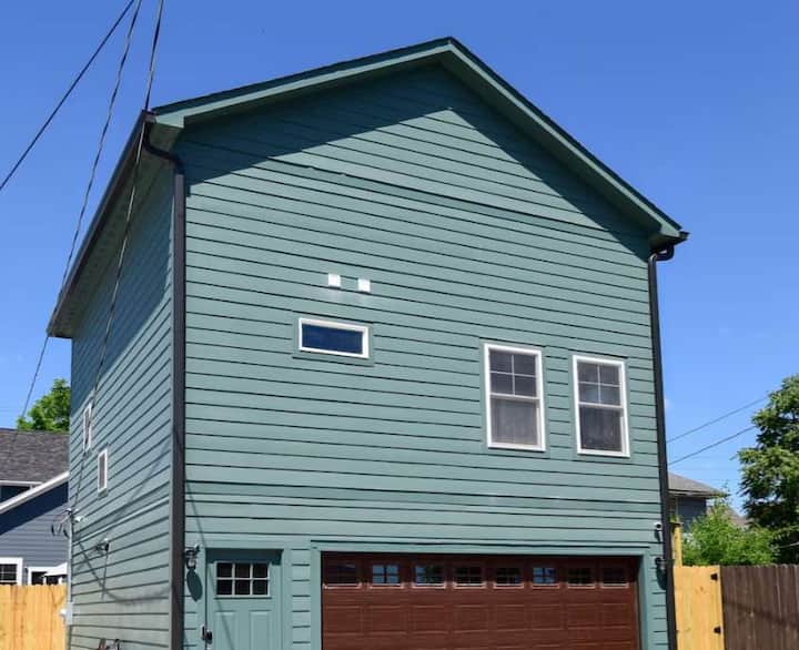 Charming Carriage House In Popular Bates Hendricks - Indianapolis, IN