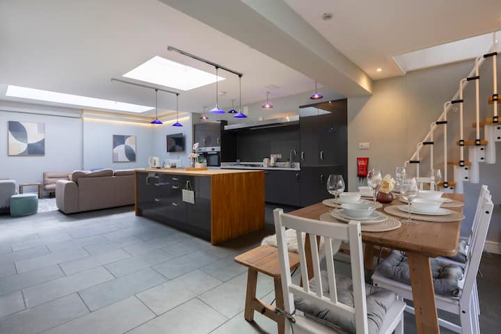 Cheltenham Town, Spacious, Parking & Pet Friendly - Cheltenham