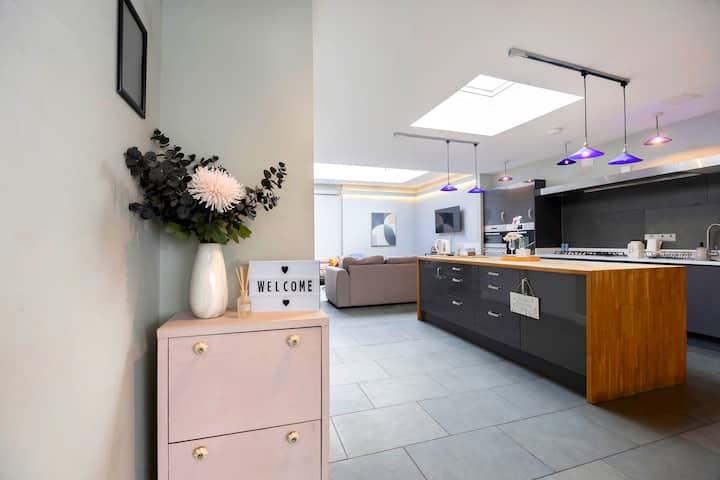 Central Cheltenham Home, Parking & Pet Friendly! - チェルトナム