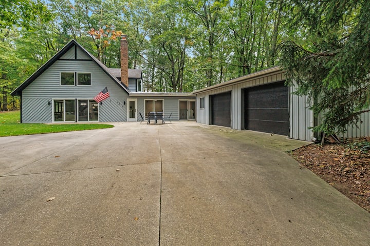 Holland Wooded Cottage - Macatawa, MI