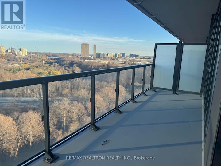 Luxury Condo W Free Parking, Swimming Pool, Gym - Toronto