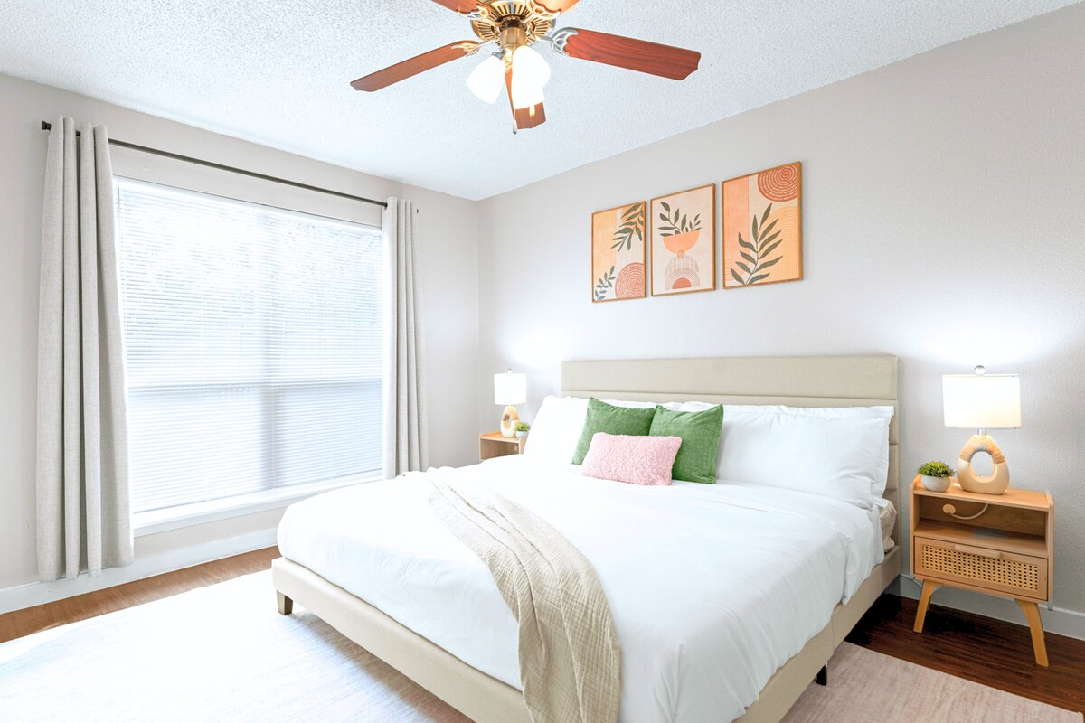 Near UT & Downtown•FREE Parking•KING Bed•WiFi
