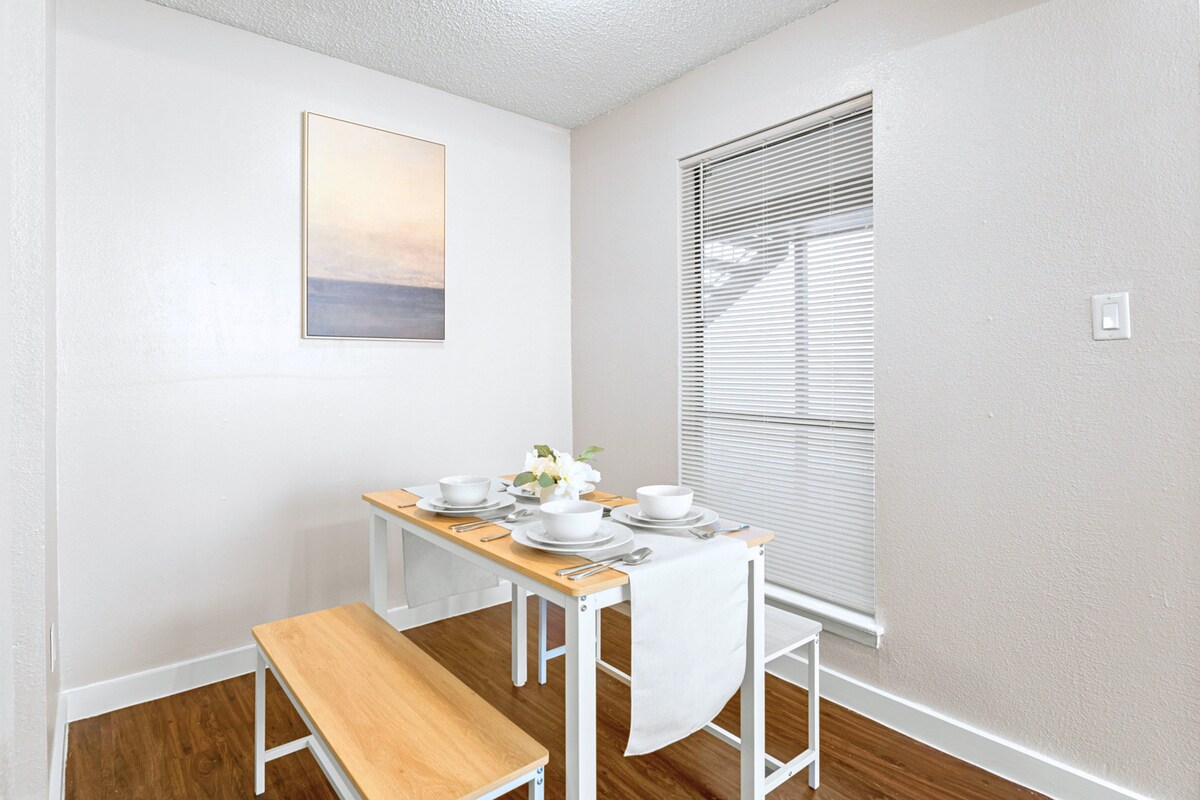 Near UT & Downtown•FREE Parking•KING Bed•WiFi