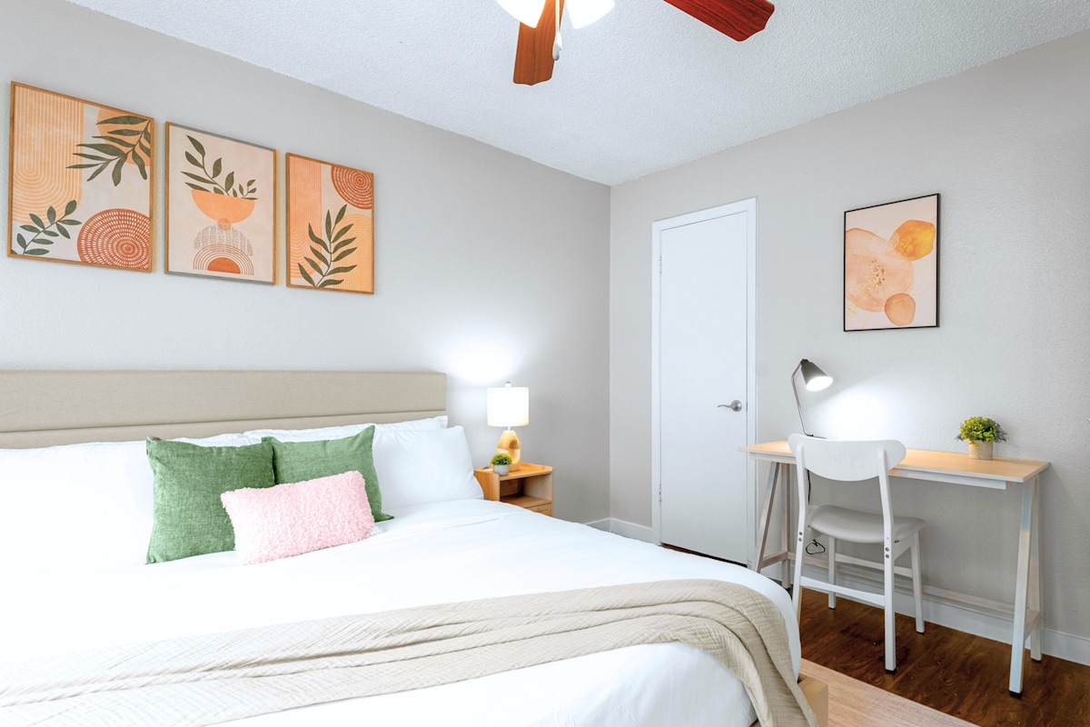 Near UT & Downtown•FREE Parking•KING Bed•WiFi
