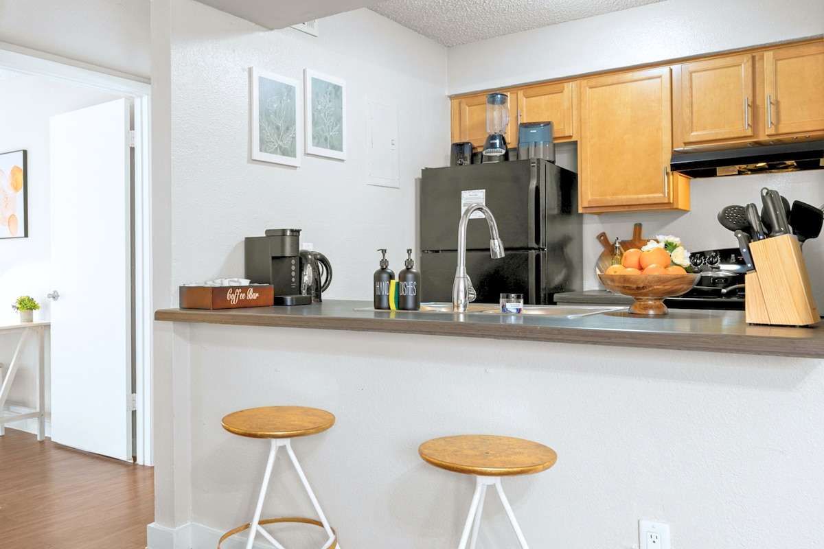 Near UT & Downtown•FREE Parking•KING Bed•WiFi