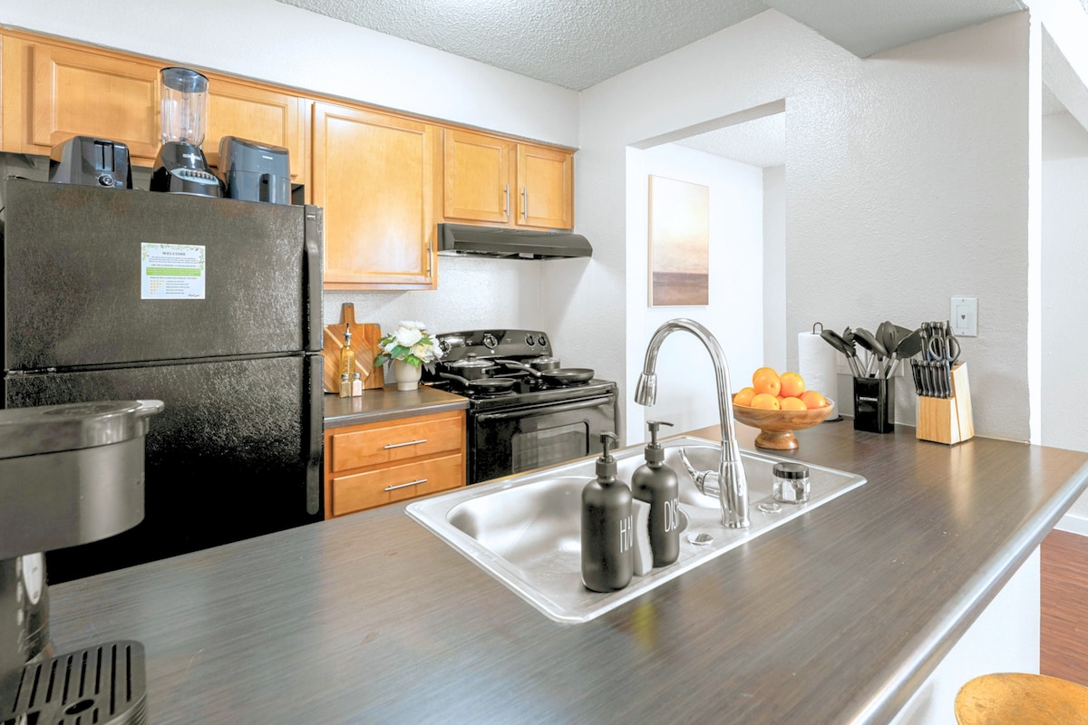 Near UT & Downtown•FREE Parking•KING Bed•WiFi
