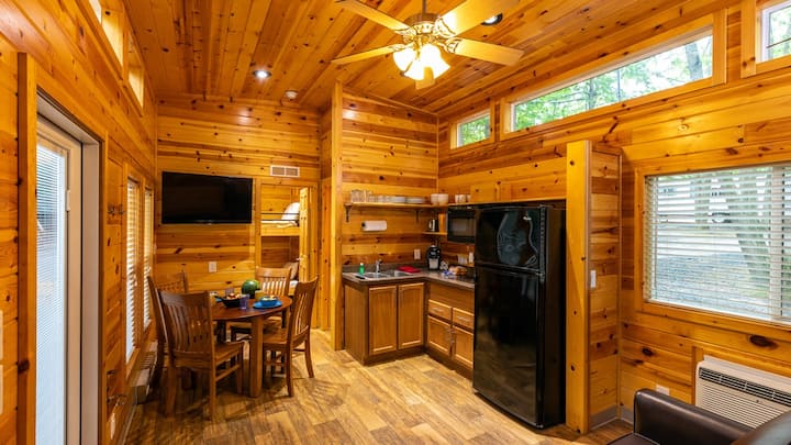 Deluxe Cabin (W/bathroom) Sleeps 8 - Lake Louise, Crofton