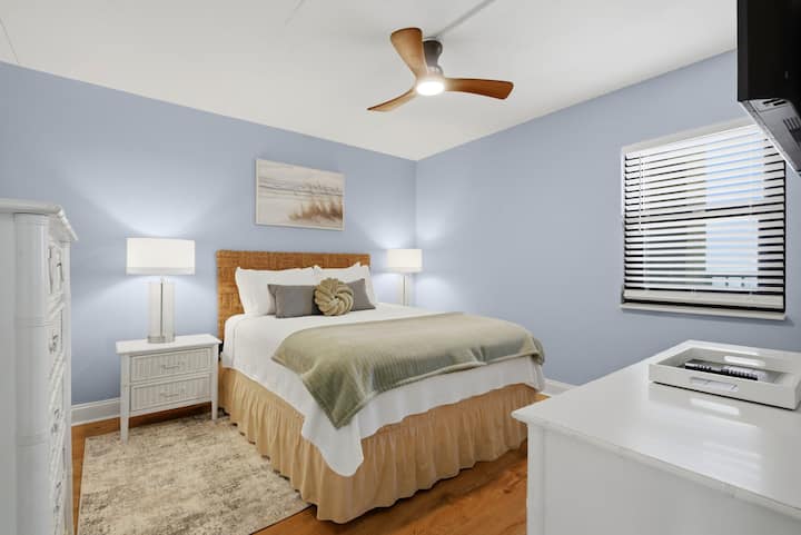 Dormitorio de invitados con cama tamaño queen
