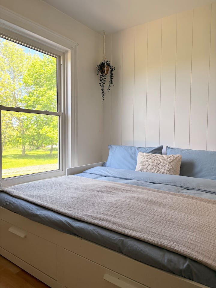 Esta habitación más pequeña está junto a la cocina/comedor y se encuentra en la planta principal. Esta habitación cuenta con un sofá cama que se convierte en una cama tamaño king, ofreciendo una cuarta zona para dormir en la casa.