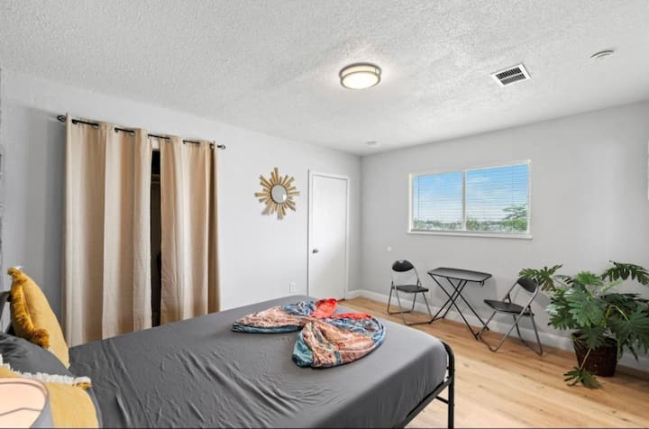 Cozy Galveston House | Host Upto 10 | 2mi To Beach - Galveston, TX