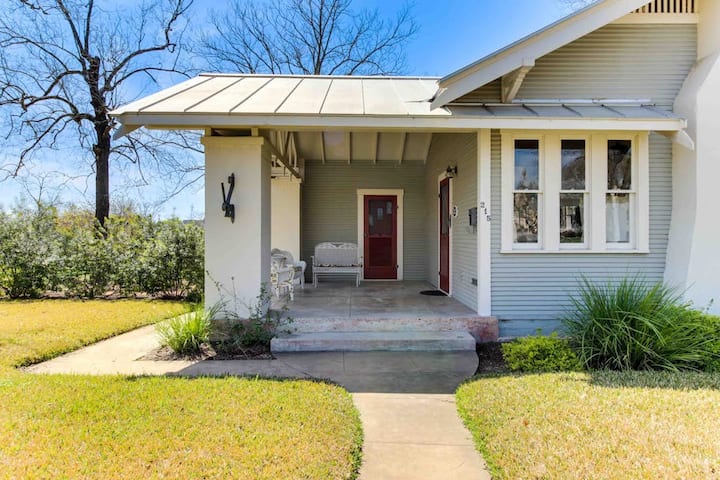 Historic 2br Travis Street | Fireplace - Fredericksburg, TX