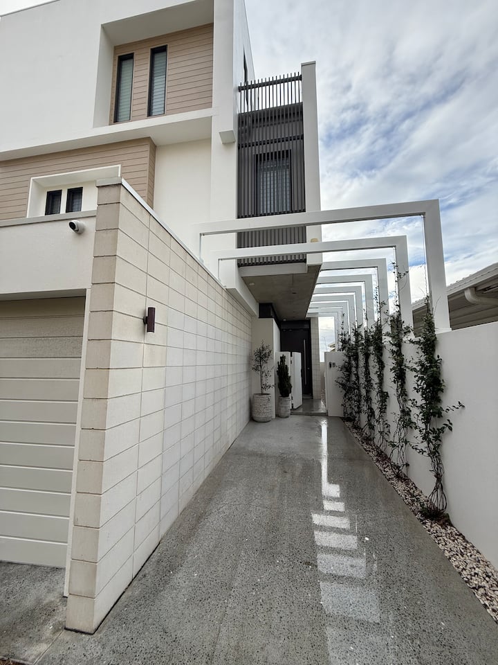 Absolutely Stunning Luxury Beachfront Home - Gold Coast
