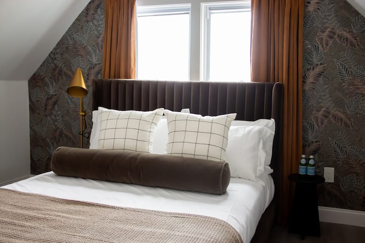 Un dormitorio refinado con acabados suaves y elegantes.
Cada detalle contribuye a una experiencia relajante.