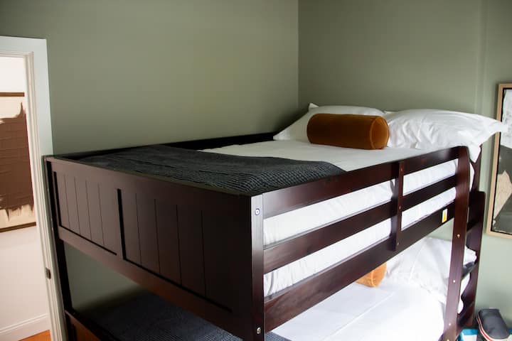 Un dormitorio refinado y elegante con un toque moderno.
Las texturas suaves y los acabados refinados ofrecen una comodidad duradera.