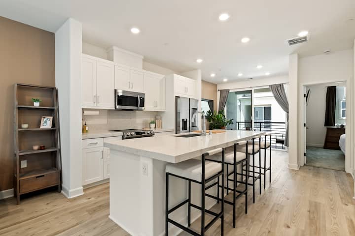 Modern Family Townhome: 4br/44ba Pool & Ev Charger - 출라비스타