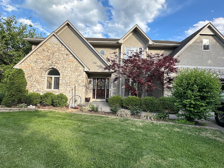 Lakefront 5br Retreat With Hot Tub And Fire Pit - Independence, MO