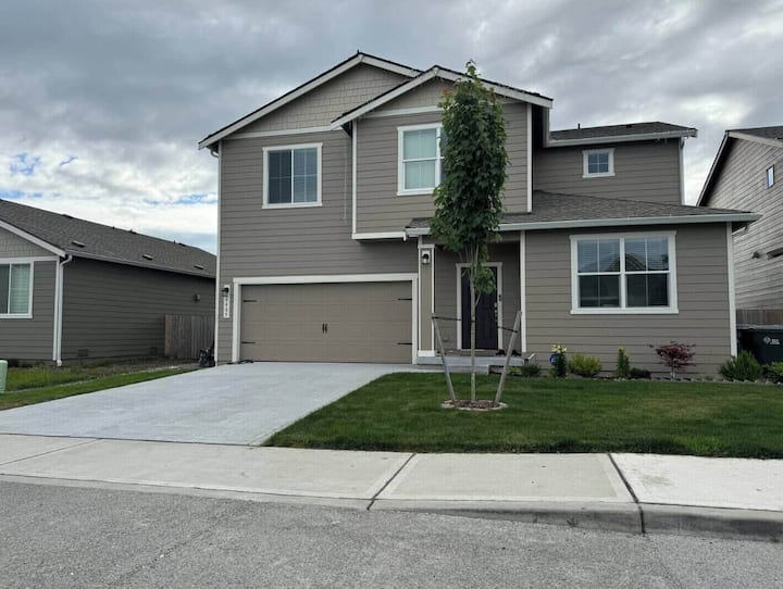 Spacious 4br Home Near Attractions - Puyallup, WA