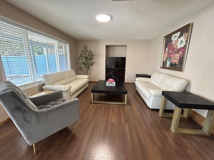 Large 2br, King Bed, Near Fish Creek Park - Calgary