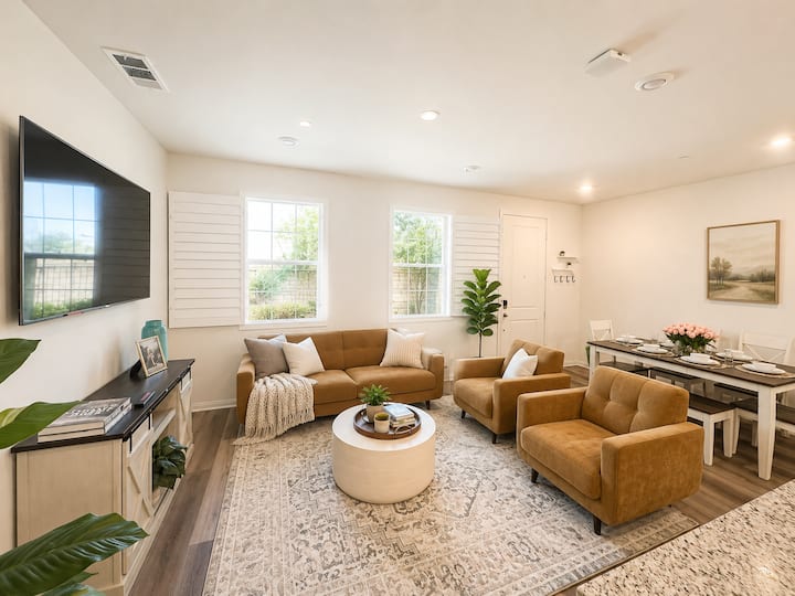 201 - Bright & Clean Valencia Townhome - Santa Clarita, CA