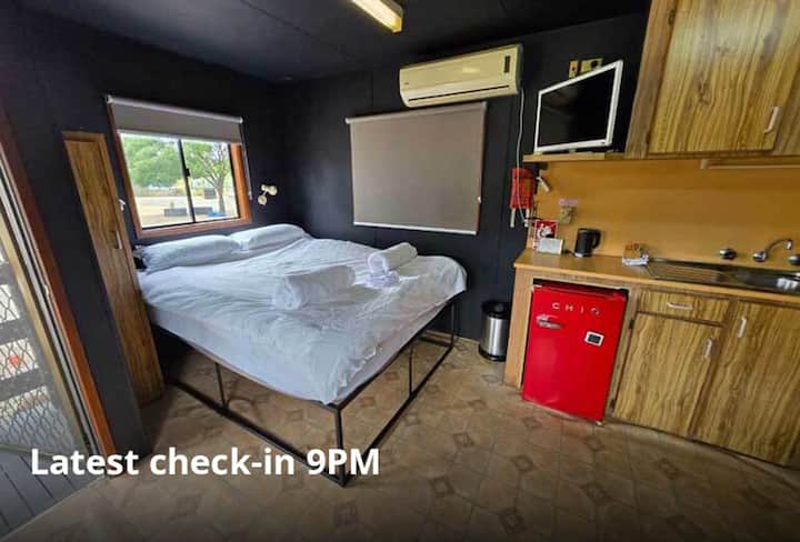 Older Cabin, 1xqueen, 1xbunk, 1xensuite - Stawell