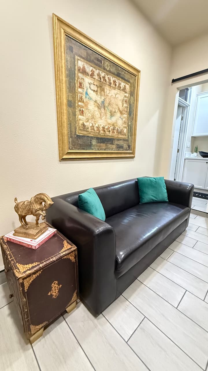 Modern Victorian Studio Retreat | Near Nellis Afb - 北拉斯維加斯