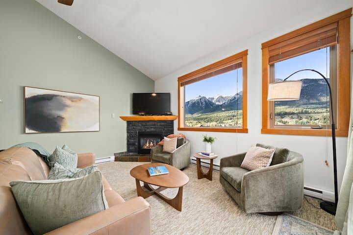 Top Floor | Mountain Views | 5min Walk -> Downtown - Alberta