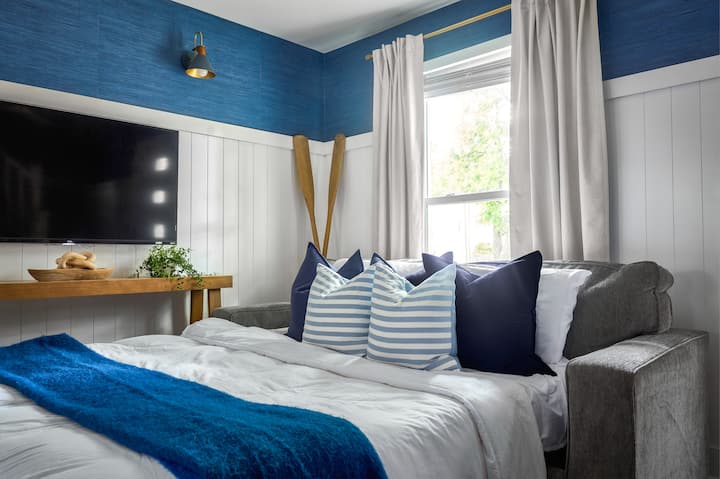 The living room includes an additional sleeping option, giving your group more flexibility while still keeping the space comfortable and stylish.