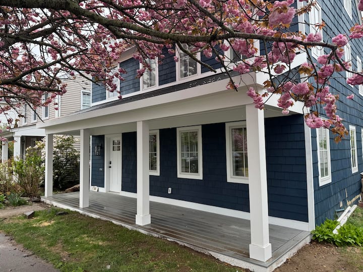 Pristine 3br/2ba Downtown Gem: Walk To All+parking - Sandy Beach, NY