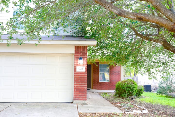 Spacious 4br Retreat Near Downtown Austin+pool - Buda, TX
