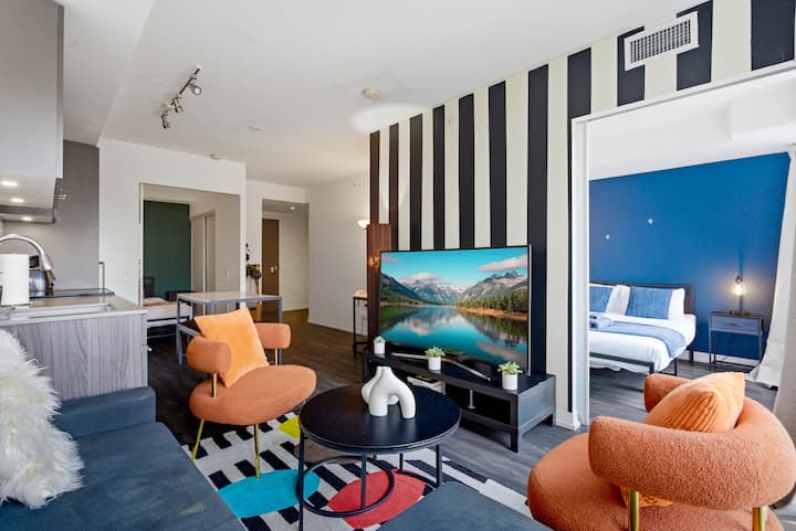 Vibrant Vista | 5 Mins To Dundas Square - Toronto