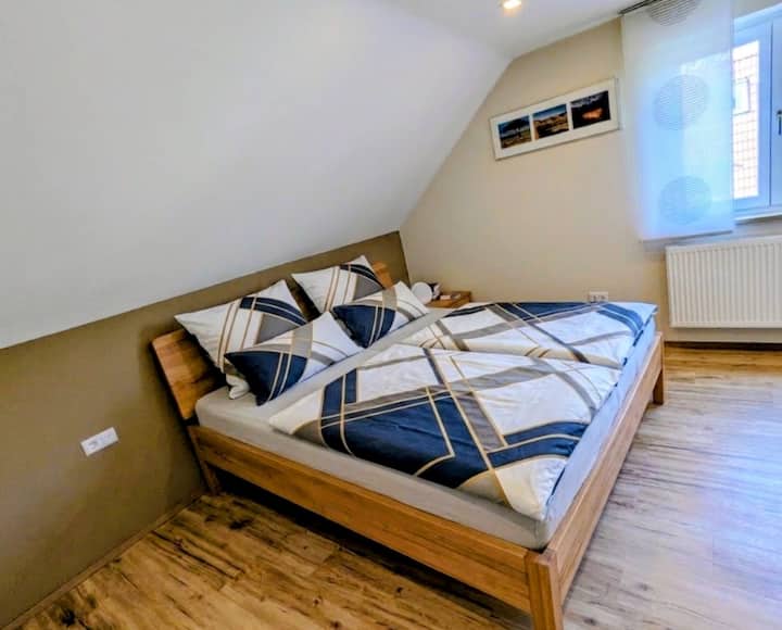 Kompaktné pohodlie pri spánku: Útulná manželská posteľ (matrac 90 x 200 cm) s priamym výhľadom na vinice.