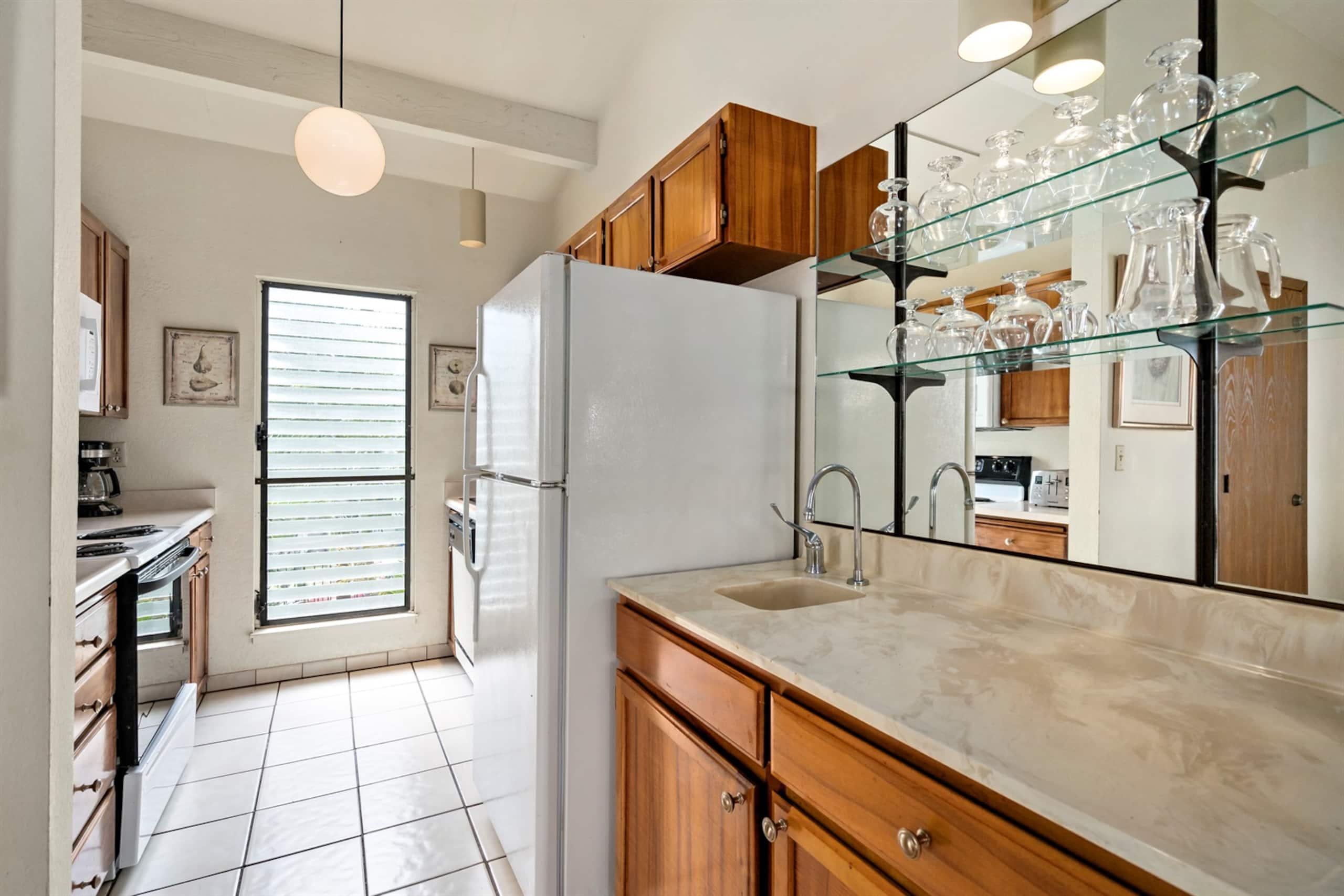 Maui Hill 2BR | Ocean View, Pool & King Beds - Image 11